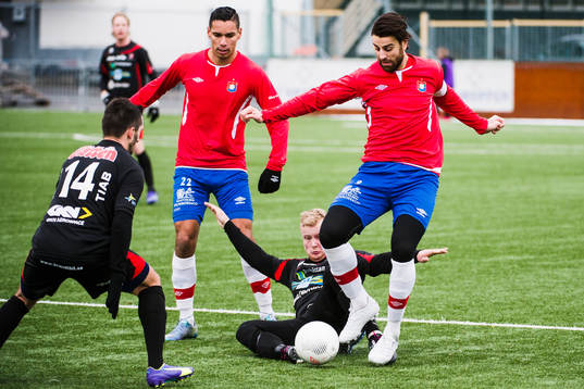 Trollhättans Jonathan Gustafsson glidtacklar mot Örgrytes