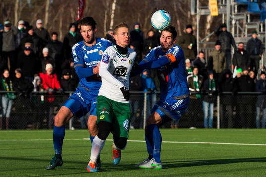 Hammarbys Erik Israelsson (m) i kamp om bollen med Tromös