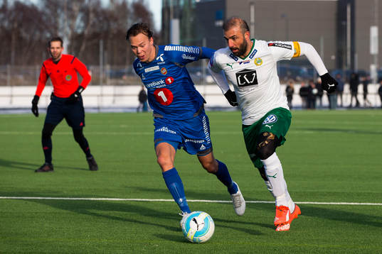 Tromsös Magnus Andersen i kamp om bollen med Hammarbys