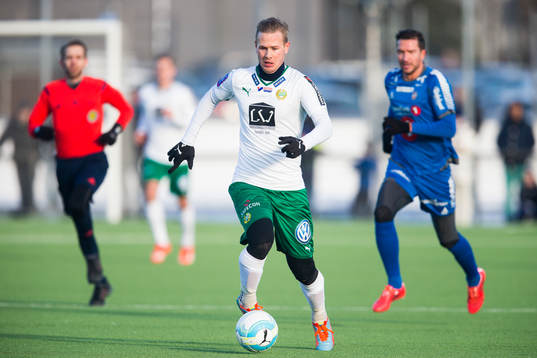 Hammarbys Erik Israelsson med bollen