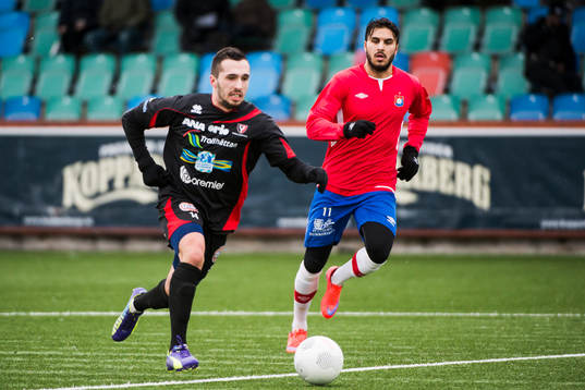 Trollhättans Anton Beqiri driver bollen framåt och jagas