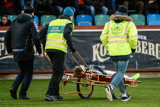GAIS Johan Lundgren skadas och får lämna planen på en