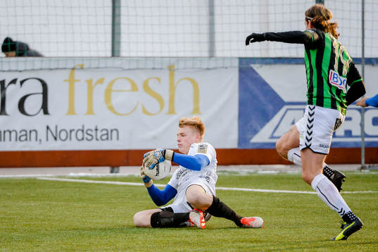 Halmstads målvakt Isak Pettersson räddar skott från GAIS