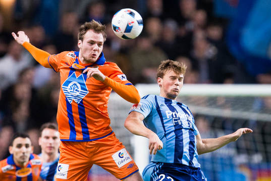 Ålesunds Aron Elis Thrapdarson i en nickduell med med