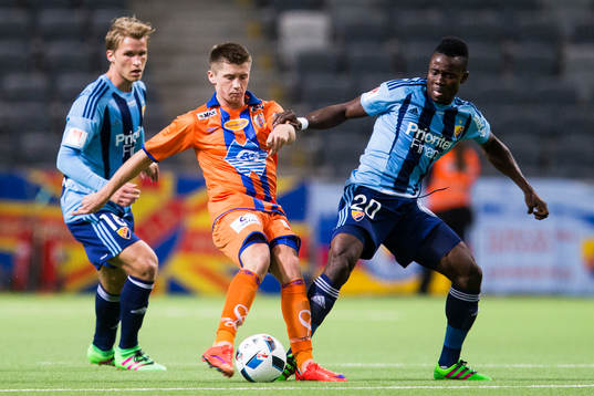 Ålesunds Vebjörn Hoff i kamp om bollen med Djurgårdens