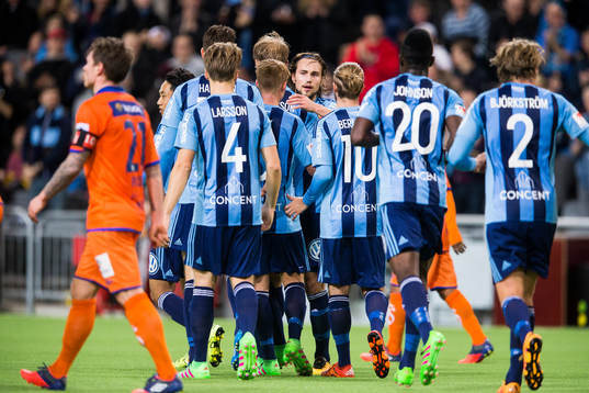 Djurgårdens Kevin Walker och hans medspelare jublar