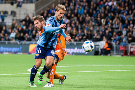 Djurgårdens Sebastian Andersson går förbi Ålesunds