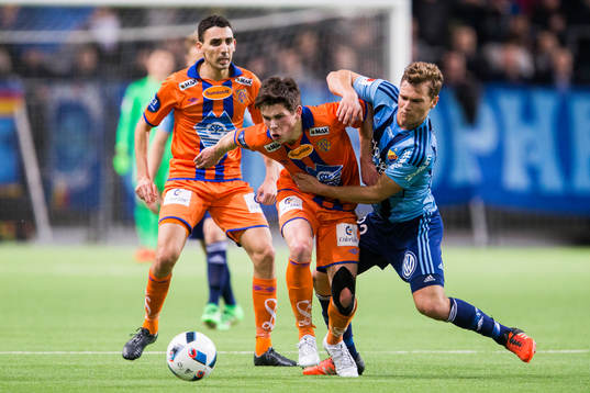 Ålesunds Sondre Brunstad Fet i kamp om bollen med