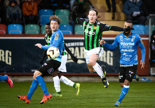 GAIS David Johannesson  i en kamp mot Halmstads Kristoffer