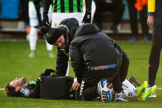 GAIS Johan Lundgren skadade sig och får hjälp av Mats