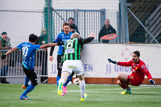 Halmstads Fredrik Olsson ser Antonio Rojas skjuter mot GAIS