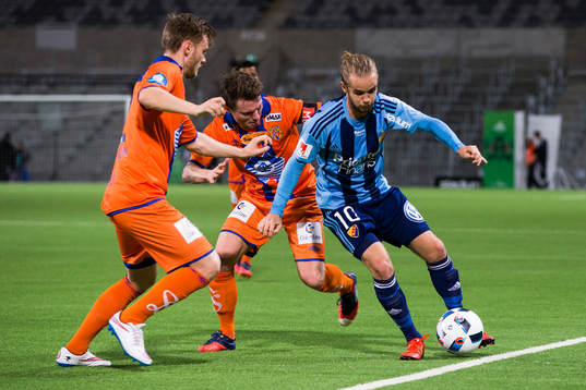 Ålesunds Adam Arnarson och Björn Riise försvarar sig mot