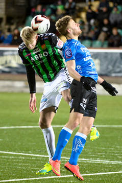 GAIS Carl Nyström i en nickduell med Halmstads Alexander