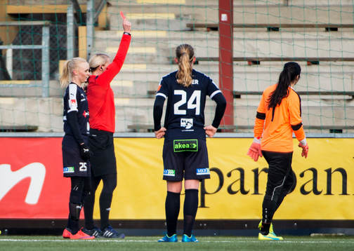 Rosengårds Emma Pennsäter och Ebba Wieder tittar på när