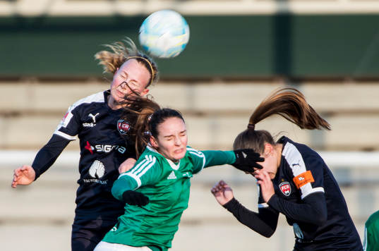 Rosengårds Ebba Wieder och Lieke Martens i luftduell med