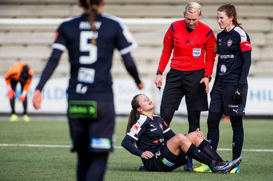 Rosengårds Lieke Martens får en smäll. Här med domaren