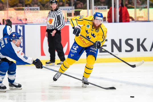 Finlands Ilari Filppula jagar Sveriges Jonas Junland