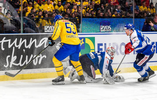 Sveriges Andreas Thuresson i en situation med Finlands