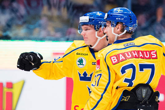 Sveriges Patrik Zackrisson (tv) gör 2-0 och jublar med