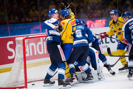 Sveriges Andreas Thuresson jublar när han har gjort 1-0