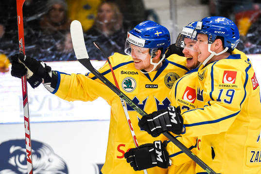 Bläddra bland fler bilder av Ishockey, Euro Hockey Tour, Sverige - Finland