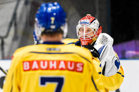 Sveriges målvakt Viktor Fasth jublar