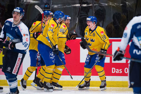 Sveriges Patrik Zackrisson gör 3-0 och jublar ot Jonas