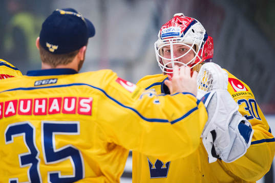 Sveriges målvakt Markus Svensson jublar med målvakt
