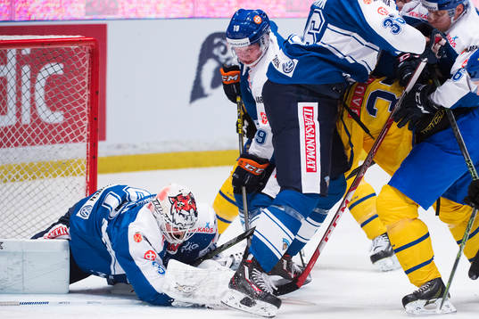 Finlands Tuomas Kiiskinen och målvakt Juha Metsola