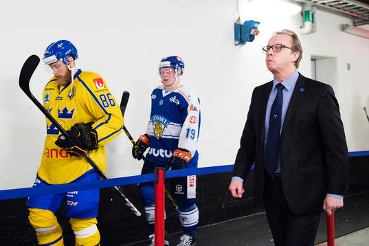 Sveriges förbundskapten Pär Mårts lämnar planen