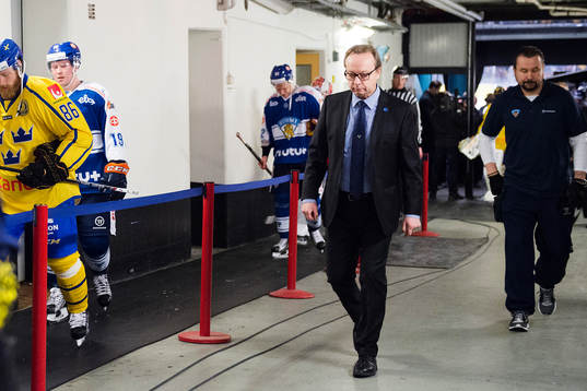 Sveriges förbundskapten Pär Mårts lämnar planen