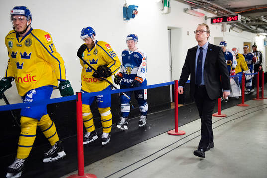 Sveriges förbundskapten Pär Mårts lämnar planen