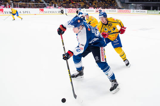 Finlands Tomi Sallinen jagas av Sveriges Nicklas Danielsson