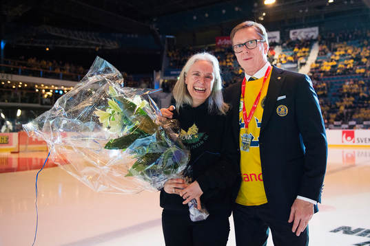 Helena Flisager från Östersunds IK tilldelas pris för
