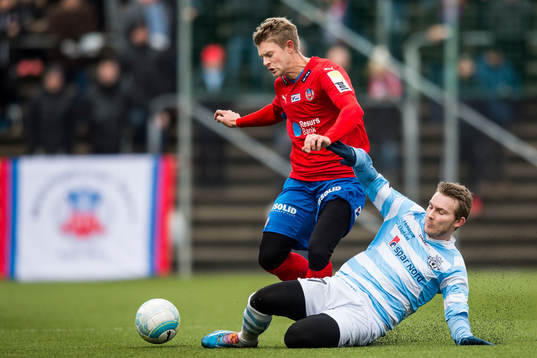 Helsingborgs Viktor Ljung tacklas av Helsingörs Anders