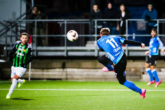 Halmstads Fredrik Olsson skjuter