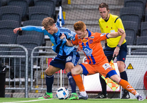 Djurgårdens Sebastian Andersson i kamp om bollen med