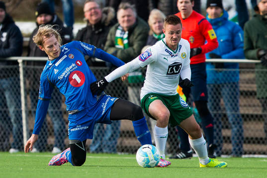 Tromsös Germund Åsen i kamp om bollen med Hammarbys Mats