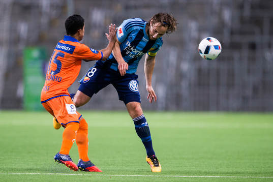 Ålesunds Marlinho trycker till Djurgårdens Kevin Walker