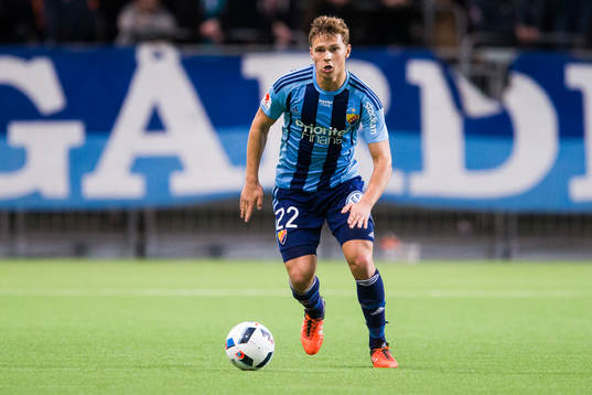 Djurgårdens Jesper Karlström med bollen
