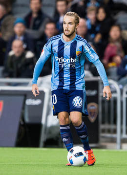 Djurgårdens Daniel Berntsen med bollen