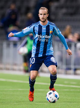 Djurgårdens Daniel Berntsen med bollen