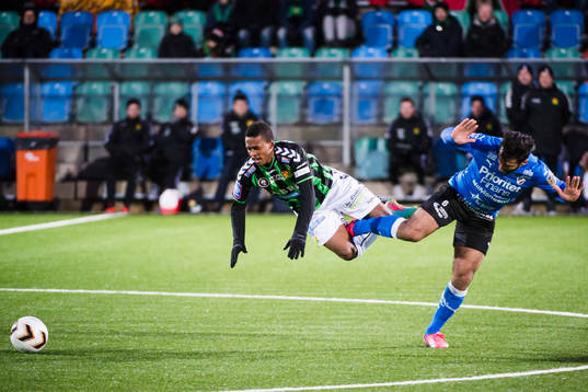 GAIS Luther Singh tacklas av Halmstads Mohammed Ali Khan