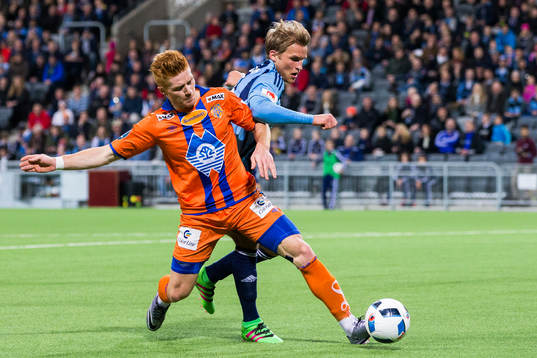 Ålesunds Mikkel Kirkeskov i kamp om bollen med