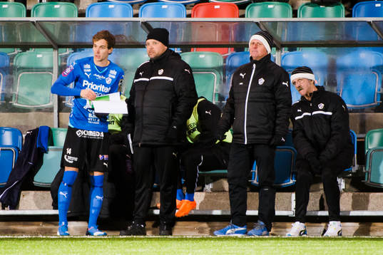 Halmstads Alexander Henningsson med taktikblocket på