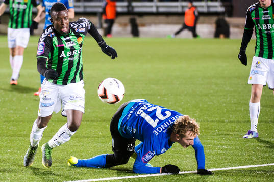 GAIS Kieron Cadogan och Halmstads Andreas Bengtsson