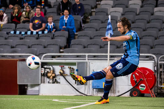 Djurgårdens Kevin Walker med en hörna