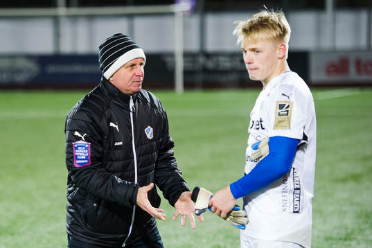 Halmstads tränare Jan Jönsson diskuterar med målvakt