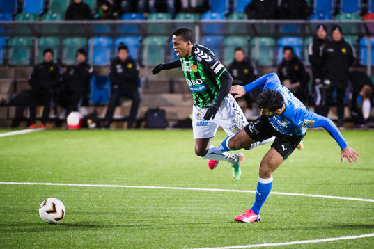 GAIS Luther Singh tacklas av Halmstads Mohammed Ali Khan