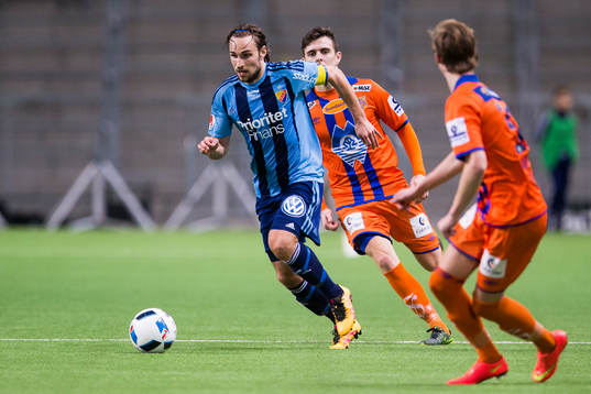 Djurgårdens Kevin Walker med bollen